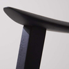 Minimalistinen ylellinen harmaa nahkaverhoiltu ruokapöydän nojatuoli puisilla jaloilla