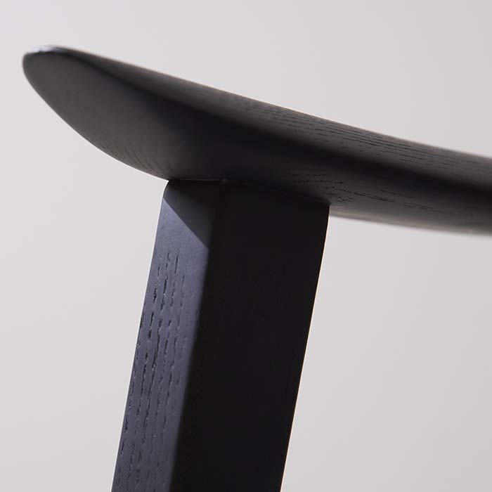 Minimalistinen ylellinen harmaa nahkaverhoiltu ruokapöydän nojatuoli puisilla jaloilla
