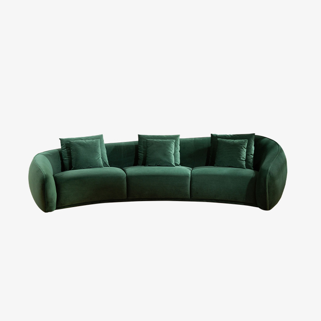 Moderni tummanvihreä kaareva kolmen istuttava samettisohva sohvalla tyynyillä olohuoneeseen