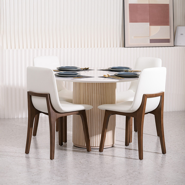 Moderni marmorinen pyöreä ruokapöytä puisella jalustalla keittiön ruokasaliin