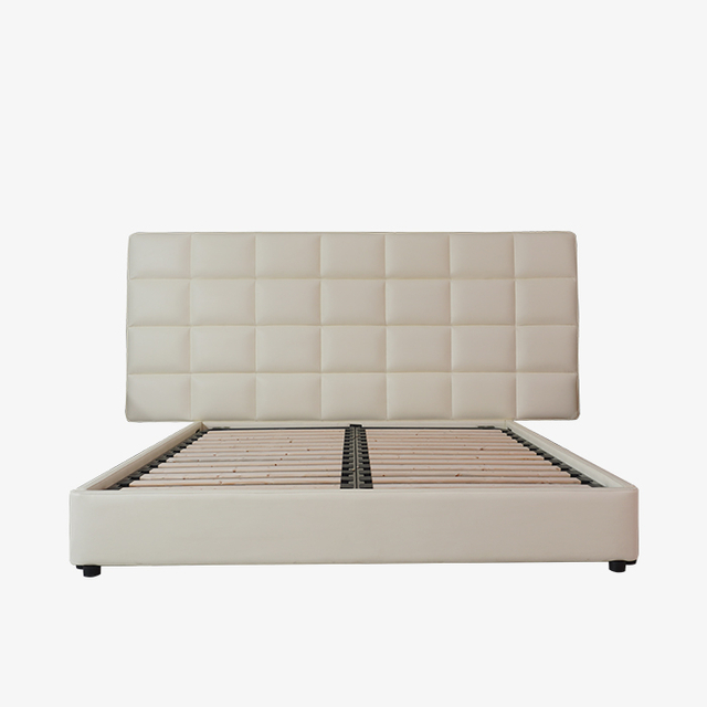 Moderni minimalistinen valkoinen king-size-nahkainen sängynrunko sängynpäätyllä