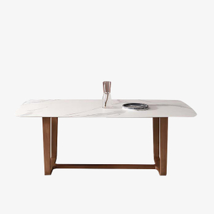 Moderni suorakaiteen muotoinen marmorinen ruokapöytä pukkijalustalla ruokasaliin 