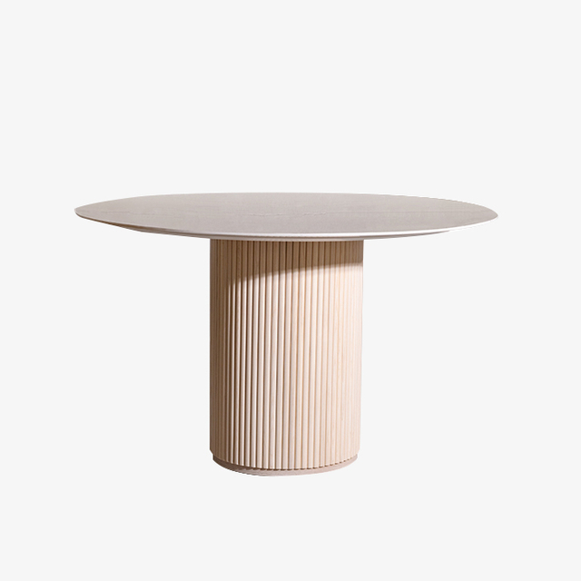 Moderni marmorinen pyöreä ruokapöytä puisella jalustalla keittiön ruokasaliin