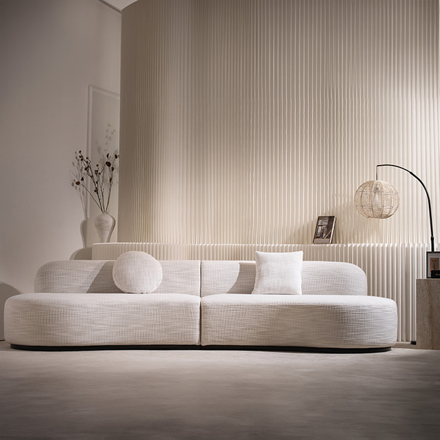 Moderni skandinaavinen valkoinen kaareva pehmustettu sohva Kolmen istuttava sohva olohuoneeseen