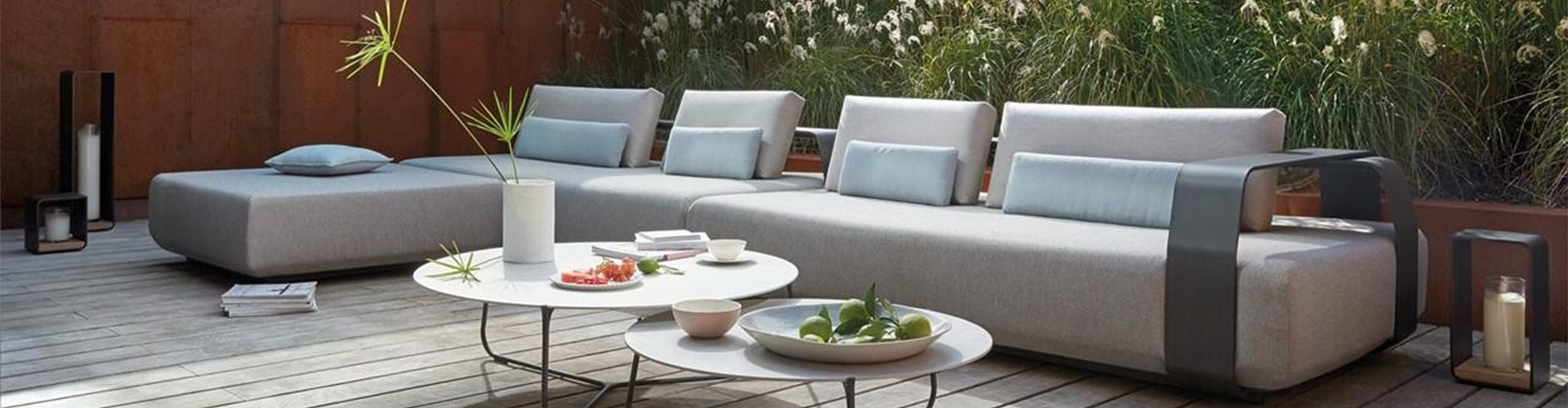 Musta ulkona ruokasali