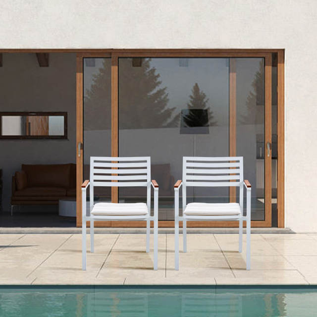 metalliset tuolit ulkona